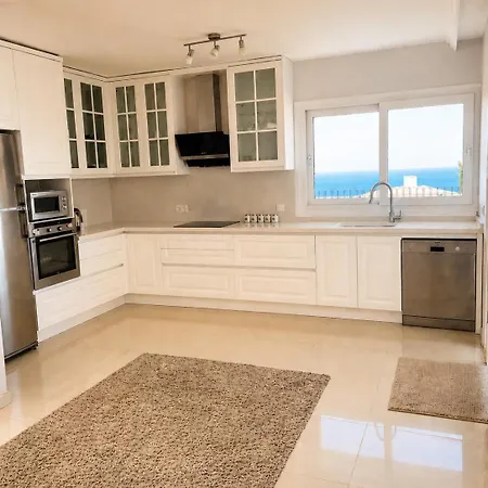 Luxury With Amazing View, 펜션 Çeşme